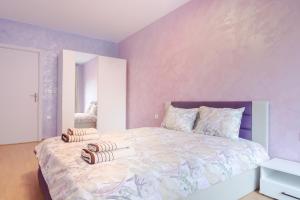 索非亚The Right Choice 4的一间卧室设有一张紫色墙壁的大床