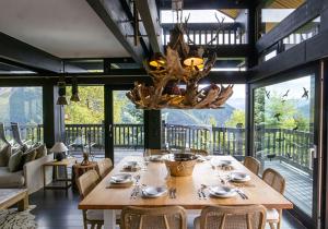 WilerLauchernalp Resort Residences的一间带桌子和吊灯的用餐室