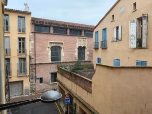 佩皮尼昂Le Cosy de la Vieille Intendance的从街道上欣赏到公寓大楼的景色