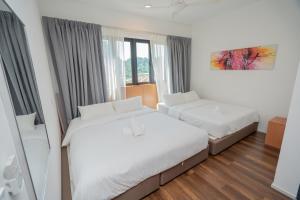 怡保Ipoh Tambun Sunway Onsen Suite 3R2B Miya的酒店客房设有两张床和窗户。