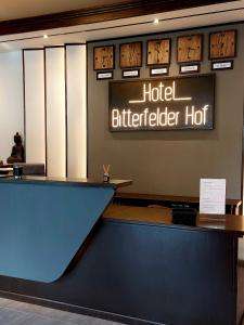 比特费尔德Hotel Bitterfelder Hof - Mongoo GmbH的酒店大堂的旅馆水烟小屋标志
