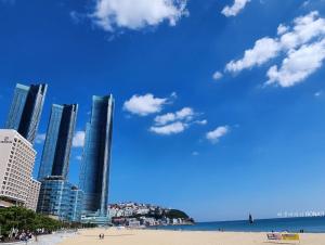 釜山Haeundae Bona Travel的享有海滩和高楼的景色
