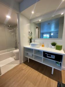 基西米Beautiful Room Near Disney/Universal & I-Drive的一间带水槽、卫生间和镜子的浴室