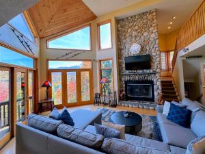 布雷顿森林CR16 Ski-in/Out luxury home mountain views Bretton Woods的带沙发和壁炉的客厅