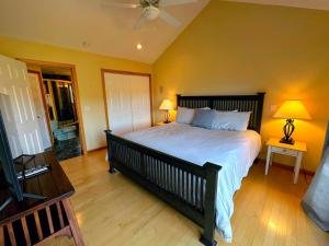 布雷顿森林CR16 Ski-in/Out luxury home mountain views Bretton Woods的一间卧室配有一张大床和两盏灯。
