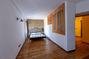 CasseroRelais Castel d'Emilio – Casa ARANCIO的走廊上,房间内设有一张床