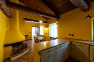 CasseroRelais Castel d'Emilio – Casa ARANCIO的厨房设有黄色的墙壁和台面