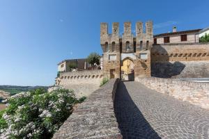 CasseroRelais Castel d'Emilio – Casa ARANCIO的一座有塔楼和砖墙的建筑
