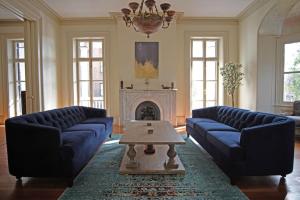 萨凡纳8BR Historic Hamilton House的客厅配有2张蓝色沙发和壁炉