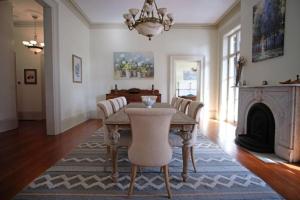 萨凡纳8BR Historic Hamilton House的一间带桌椅和壁炉的用餐室