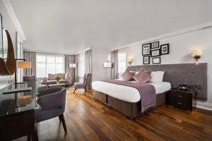 贝尔法斯特艾文霍酒店的一间卧室设有一张床和一间客厅。