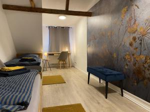 耶拿Ferienwohnung Happynest的一间设有两张床的客房,墙上挂着一幅画