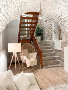 多勒La voute Doloise - Love room & spa的客房设有带椅子和沙发的楼梯。
