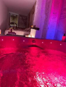 多勒La voute Doloise - Love room & spa的一间设有充满红血浴缸的客房