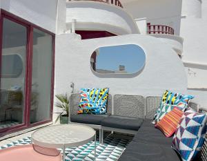 卡帕里卡海岸Groovy Caparica Gem with Large Sunny Terrace的庭院配有桌椅和窗户。