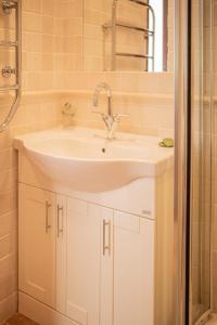 塞勒玛Casa Pedro in Salema - Oceanview & beach的浴室配有白色水槽和淋浴。