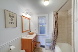 布里斯托尔Historic Bristol Getaway on 160-Acre Working Farm!的一间带水槽、浴缸和淋浴的浴室