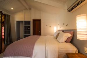 莫罗圣保罗波萨达明哈卢卡派尚酒店的一间卧室配有带白色床单和枕头的床。