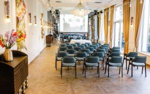 伊万诺-弗兰科夫斯克Nadiya Palace的一间房间,配有一排椅子和舞台