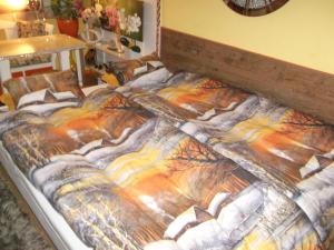 努齐德斯Ferien bei Conny的一张大床,上面有五颜六色的毯子
