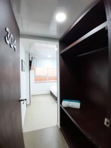 波哥大Apartamento Grupal, Chapinero的一间设有走廊、一张床和一扇门的房间