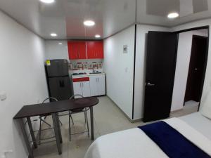 波哥大Apartamento Grupal, Chapinero的一间带桌子和冰箱的小厨房