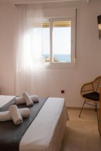 福恩吉罗拉Marina del Sol apartment by Wyndham的一间卧室配有一张带窗户和椅子的床