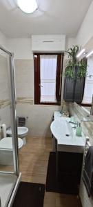 阿其利亚Casa Ricci的浴室设有2个水槽和2个卫生间
