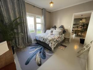 爱德华港Villa Songo, Estuary Country Estate, INVERTER & RENOVATED的卧室配有一张带羽毛壁画的床。
