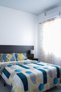 圣米格尔Residencial Privada Nueva San miguel, casa Flores的一间卧室设有一张床和一个窗口