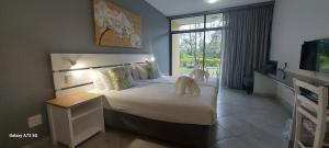 圣卢西亚大象湖酒店的一间卧室设有一张大床和一个大窗户