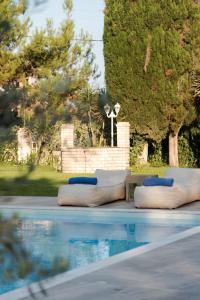 斯达林The Green House Villa (with private pool) Corfu的一组枕头坐在游泳池旁