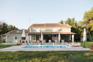 斯达林The Green House Villa (with private pool) Corfu的庭院中带游泳池的房子