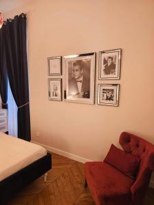 维勒班Château GrandClément Piscine et Parc的卧室配有沙发和墙上的照片