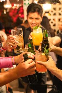 利马Black Llama Hostel Miraflores的一群人在酒吧喝饮料