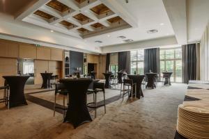 圣尼古拉赛维尔酒店的大型客房设有桌椅和窗户。