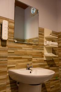 丽贝岛Plawan lipe Bungalows的一间带水槽和镜子的浴室