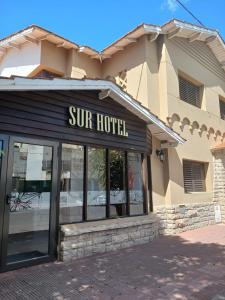 内科切阿Sur Hotel的建筑前的太阳酒店标志