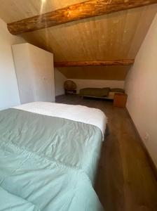 LevassaixAppartement Chalet Petzu - 6 Pers - Parking - Ski au pied的一间设有两张床铺的客房,位于一个天花板上