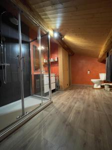LevassaixAppartement Chalet Petzu - 6 Pers - Parking - Ski au pied的大型客房设有淋浴和木地板。