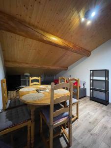LevassaixAppartement Chalet Petzu - 6 Pers - Parking - Ski au pied的一间带木桌和椅子的用餐室