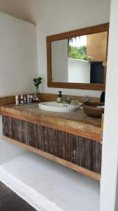 帕洛米诺Reserva Natural El Matuy的浴室配有带水槽和镜子的木制台面
