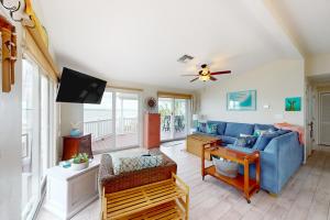Summerland KeyAmada Grenada的客厅配有蓝色的沙发和电视