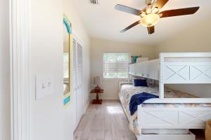 Summerland KeyAmada Grenada的一间卧室配有双层床和吊扇
