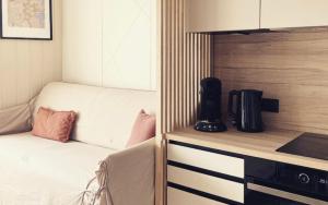 阿雷特FLOR de MONTANHAS - 4PERS - Appart vacances的小房间设有一张床和一个咖啡壶