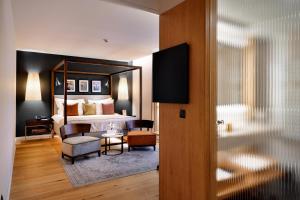 热舒夫B&B HOTEL RZESZÓW CENTRUM的酒店客房配有一张床铺和一张桌子。