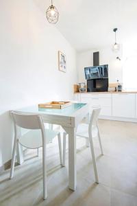 奥尔良La Madeleine Maison *T3*的厨房里配有一张白色的桌子和两把椅子