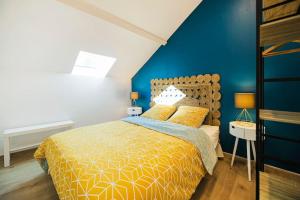 奥尔良La Madeleine Maison *T3*的一间卧室设有一张床和蓝色的墙壁