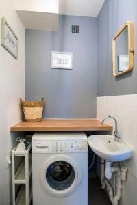 奥尔良La Madeleine Maison *T3*的一间带洗衣机和水槽的浴室