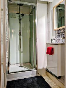 TaintruxGîtes Le Verger的浴室里设有玻璃门淋浴